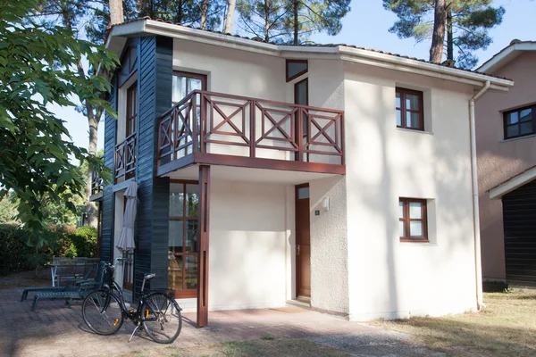 Vista del exterior de una hermosa casa moderna — Foto de Stock