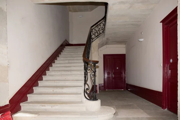 El espacio brillante de las escaleras - el hall elegante en el apartamento espacioso — Foto de Stock