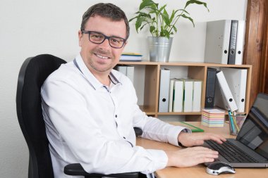 Dizüstü bilgisayar kullanarak office çalışma, iş adamı