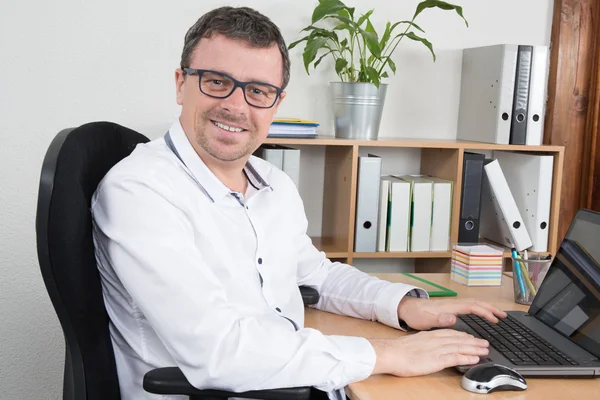 Geschäftsmann nutzt Laptop bei Büroarbeit — Stockfoto