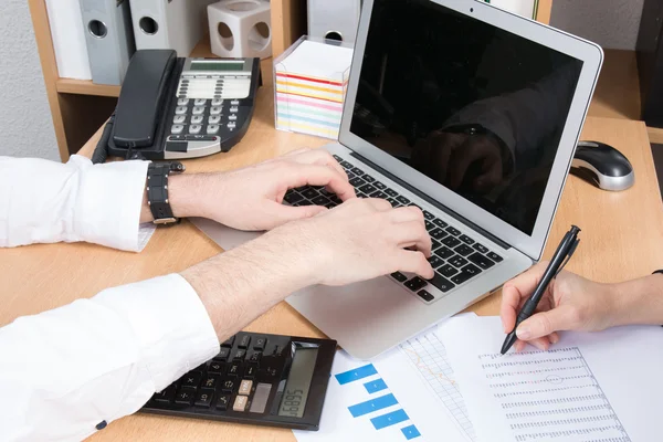 Nahaufnahme von Geschäftsleuten bei der Analyse finanzieller Ergebnisse — Stockfoto