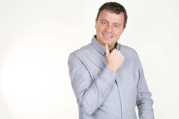 Hombre pensante aislado sobre fondo blanco. Retrato de primer plano de un joven empresario pensativo casual mirando hacia arriba. Modelo masculino caucásico . —  Fotos de Stock