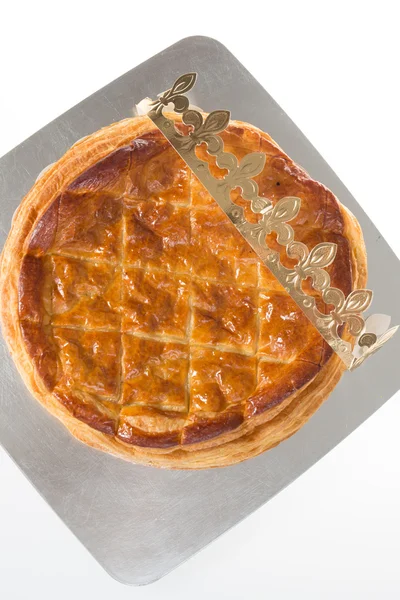 Epifanía Duodécima Tarta de Noche, Almendra Galette des Rois, Tarta de los Reyes, sobre fondo rústico de madera oscura . —  Fotos de Stock