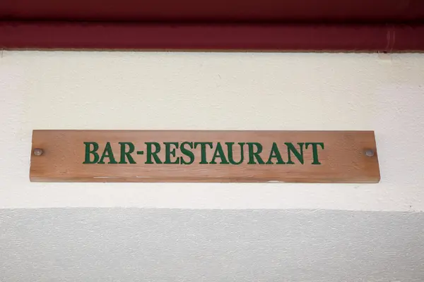 Signo de restaurante en una pared blanca de un edificio —  Fotos de Stock