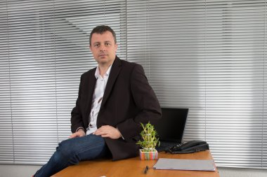 Konsantrasyon ile ararken dalgın olgun işadamı 