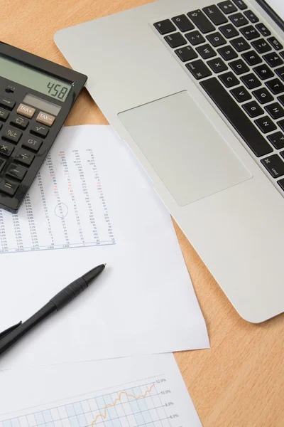 Calculadora, portátil en los documentos financieros sobre la mesa. Azul tonificado —  Fotos de Stock