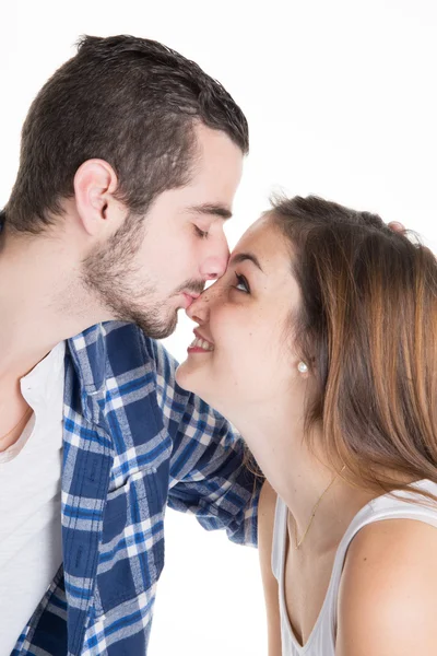 Pareja joven enamorada besándose aislada sobre fondo blanco — Foto de Stock