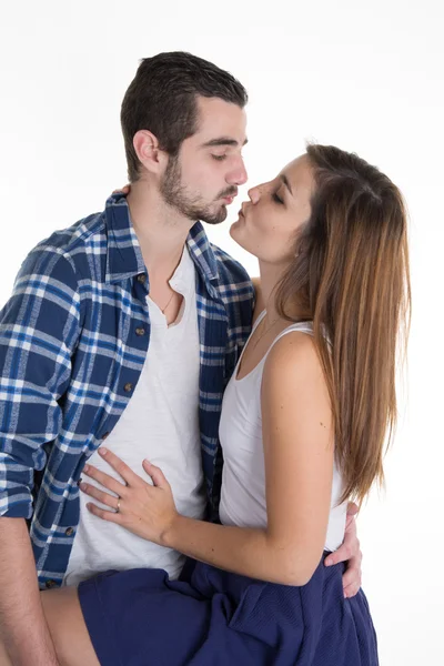 Porträtt av en vacker ung lyckligt leende par - isolerade — Stockfoto