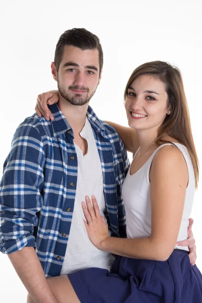 Bonito e alegre jovem casal em roupas casuais luz — Fotografia de Stock