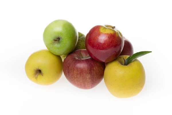 Różnych jabłka, żółty, czerwony, zielony na białym tle — Zdjęcie stockowe