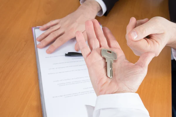 Agente imobiliário dá chaves de casa para contrato de assinatura do cliente — Fotografia de Stock