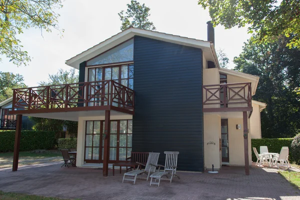 Vue de l'extérieur d'une belle maison moderne — Photo