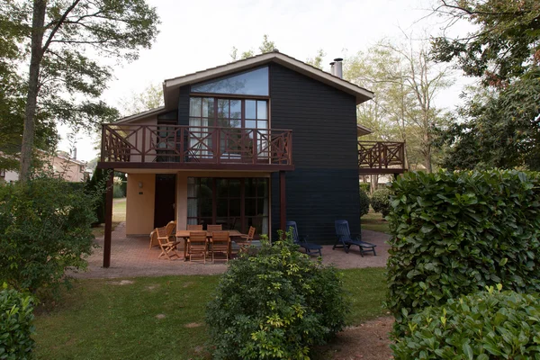 Vue de l'extérieur d'une belle maison moderne — Photo