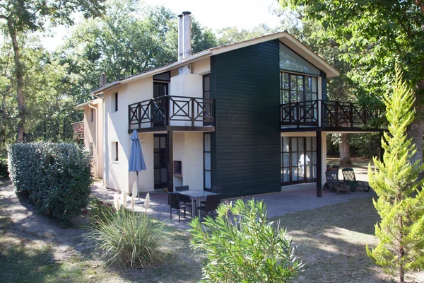 Vista del exterior de una hermosa casa moderna — Foto de Stock