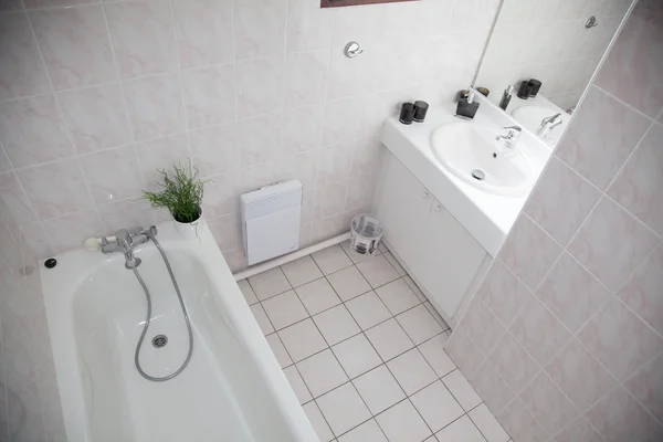 Красивий інтер'єр сучасної ванної кімнати — стокове фото
