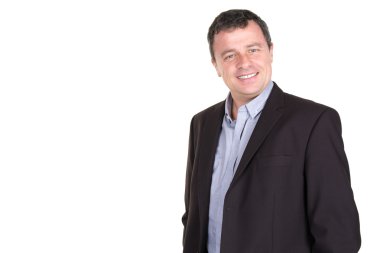 Mutlu gülümseyen adam ile beyaz duvara yaslanmış  