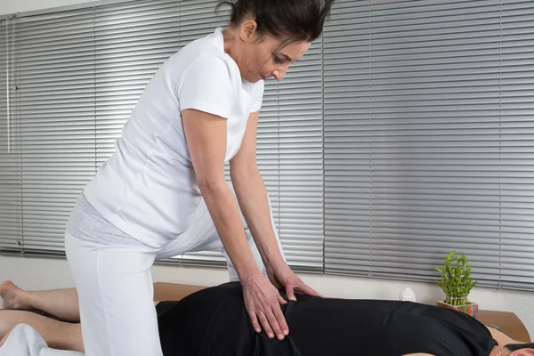 Bar överkropp man liggande på främre få spa-behandling — Stockfoto