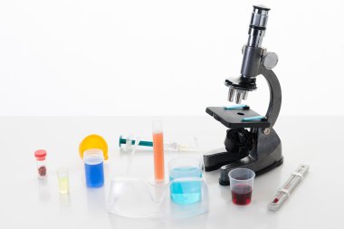 Laboratuar mikroskobu çalışan bilim adamı / araştırmacı 