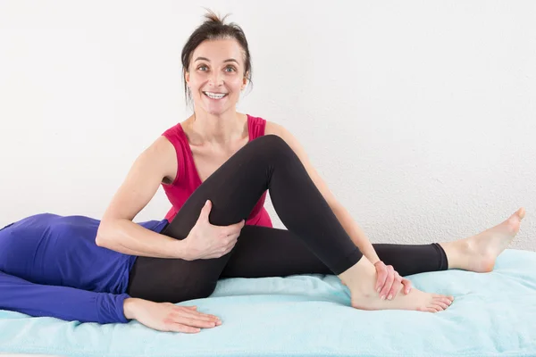 Mujer fisioterapeuta entrenamiento pierna de mujer joven — Foto de Stock