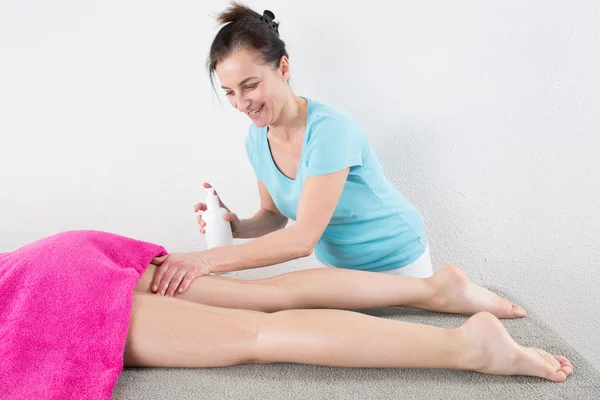 Especialista chinesa feminina fazendo uma massagem nas pernas — Fotografia de Stock