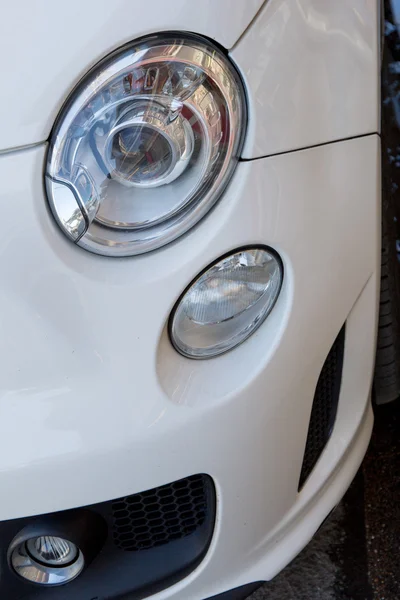 Faróis coloridos de carro branco no estacionamento do carro — Fotografia de Stock