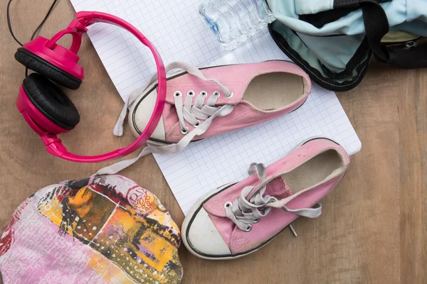 Outfit van tiener, jonge vrouw of meisje. Overhead van essentials voor moderne jonge persoon. Verschillende objecten op roze achtergrond. Pastel tedere kleuren. Gebied weergeven. — Stockfoto