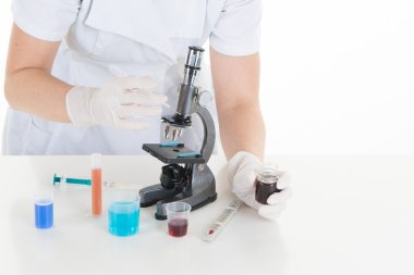 laboratuar ortamında test tüpleri ve Laboratuar cihazları ile mikroskop kullanarak bir tıbbi veya bilimsel araştırmacı