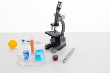Beyaz izole bir laboratuvar mikroskop 