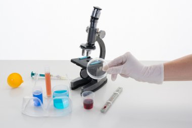 eller ayrıntı çalışma laboratuarda mikroskop altında