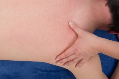 Rahat görünen adam sırt masajı ile uçucu yağ, sahip Sağlık Güzellik Spa