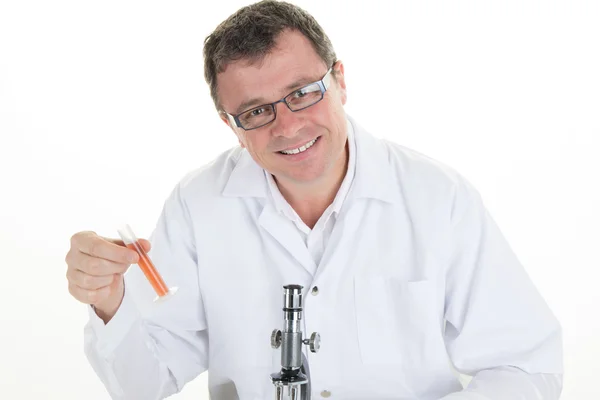 Senior male researcher carrying out scientific research in a lab — Stock Photo, Image