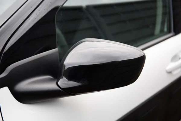 Боковое зеркало заднего вида на современном автомобиле — стоковое фото