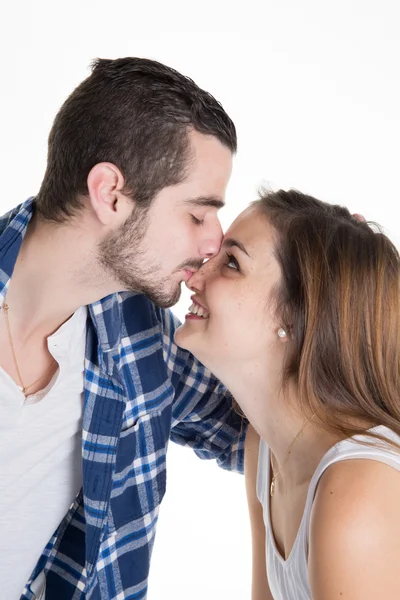 Pareja sonriente feliz enamorada aislada en blanco — Foto de Stock