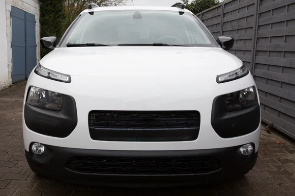 Hermoso y bonito coche blanco aislado en la calle — Foto de Stock