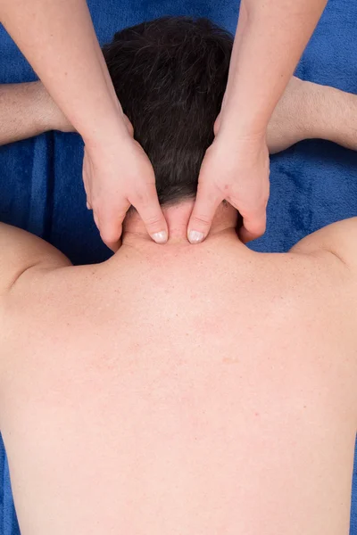 Terapeuta robi masaż na kobiecej szyi — Zdjęcie stockowe