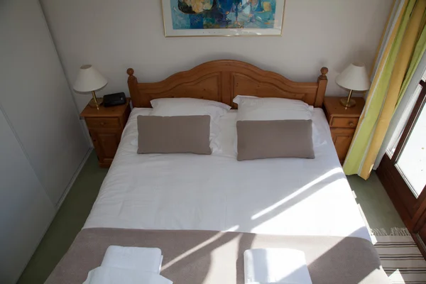 Dupla ágy a hálószobában, íróasztal lámpával közelében — Stock Fotó