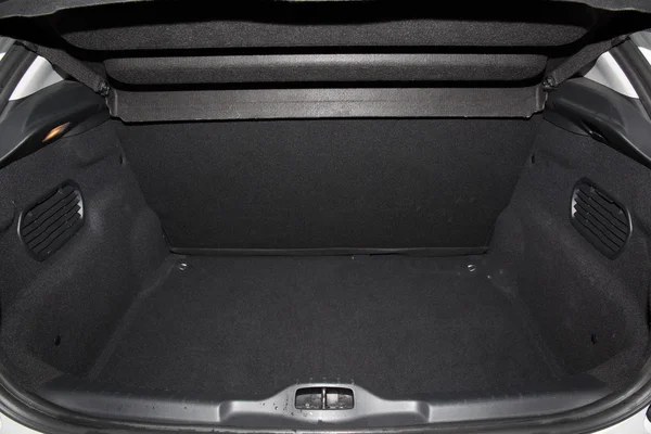 Вид сзади автомобиля с открытым багажником — стоковое фото