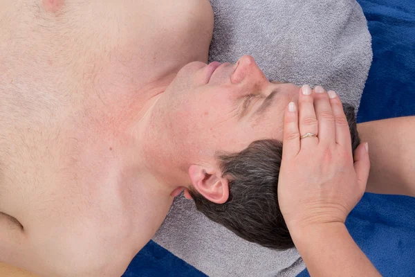 Hombre recibiendo masaje de cabeza en consultorio médico — Foto de Stock