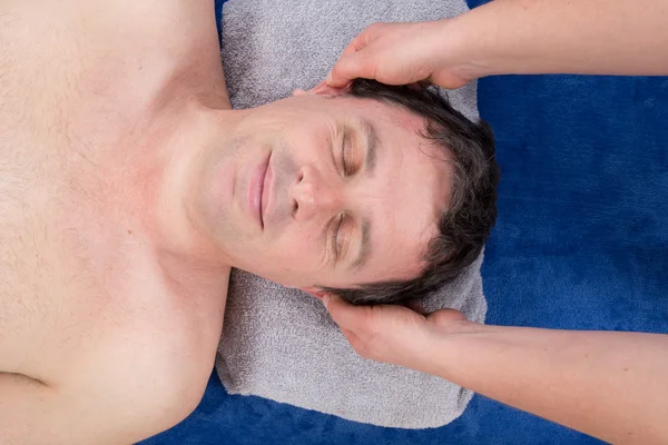 Ansicht von oben. Wellness-Therapie. Mann mit Massage im Schönheitssalon. — Stockfoto