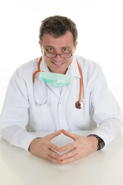 Ritratto di felice maturo medico maschio isolato su sfondo bianco — Foto Stock