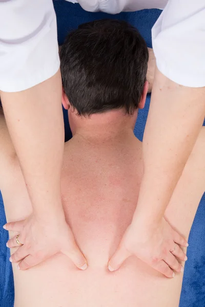 Hombre guapo relajado y disfrutando de un masaje de espalda de tejido profundo —  Fotos de Stock