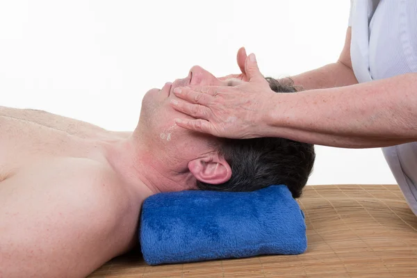 Man krijgt massage in het Wellness centrum zijaanzicht geïsoleerd — Stockfoto