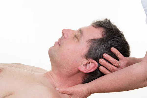 Мужчина расслабляющий комфорт получить массаж шеи — стоковое фото