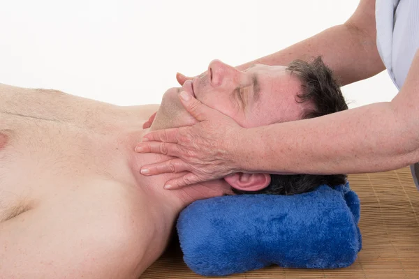 Knappe man in de spa krijgen een gezichtsbehandeling — Stockfoto