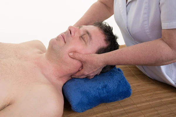Man getting a facial / face massage at day spa — Stock Photo, Image