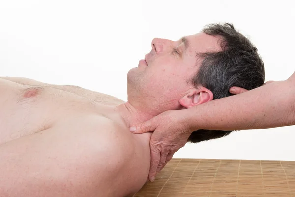 Masażysta robi masaż szyi na człowieka w salonie spa. — Zdjęcie stockowe
