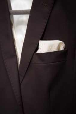 Formal giyim giyinmiş bir adam vurdu. Damat takım elbise