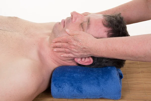 Man krijgt een gezichtsbehandeling / massage in de spa van de dag worden geconfronteerd — Stockfoto