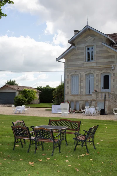 Manoir traditionnel français avec table et chaise à l'extérieur — Photo