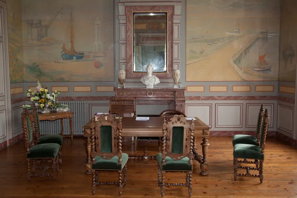 Interiér starého domu klasickou civilní svatbu ve francouzštině — Stock fotografie